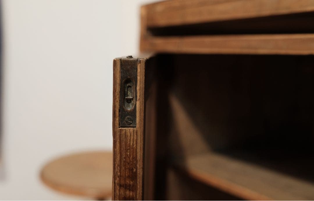 ヴィンテージ木製キャビネット、侘寂の美学漂う一品