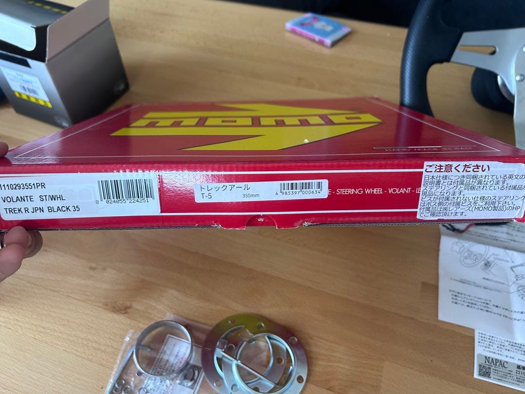 モモステトレックR T5ハイエースフルセットessexコラムカバーなど付属品多数