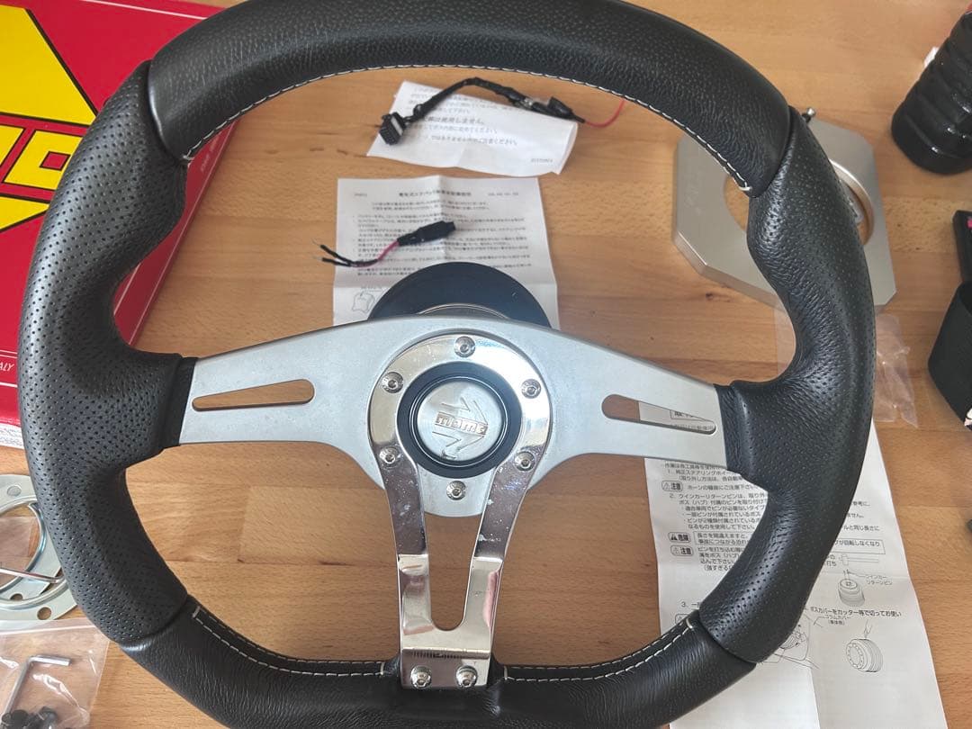 モモステトレックR T5ハイエースフルセットessexコラムカバーなど付属品多数