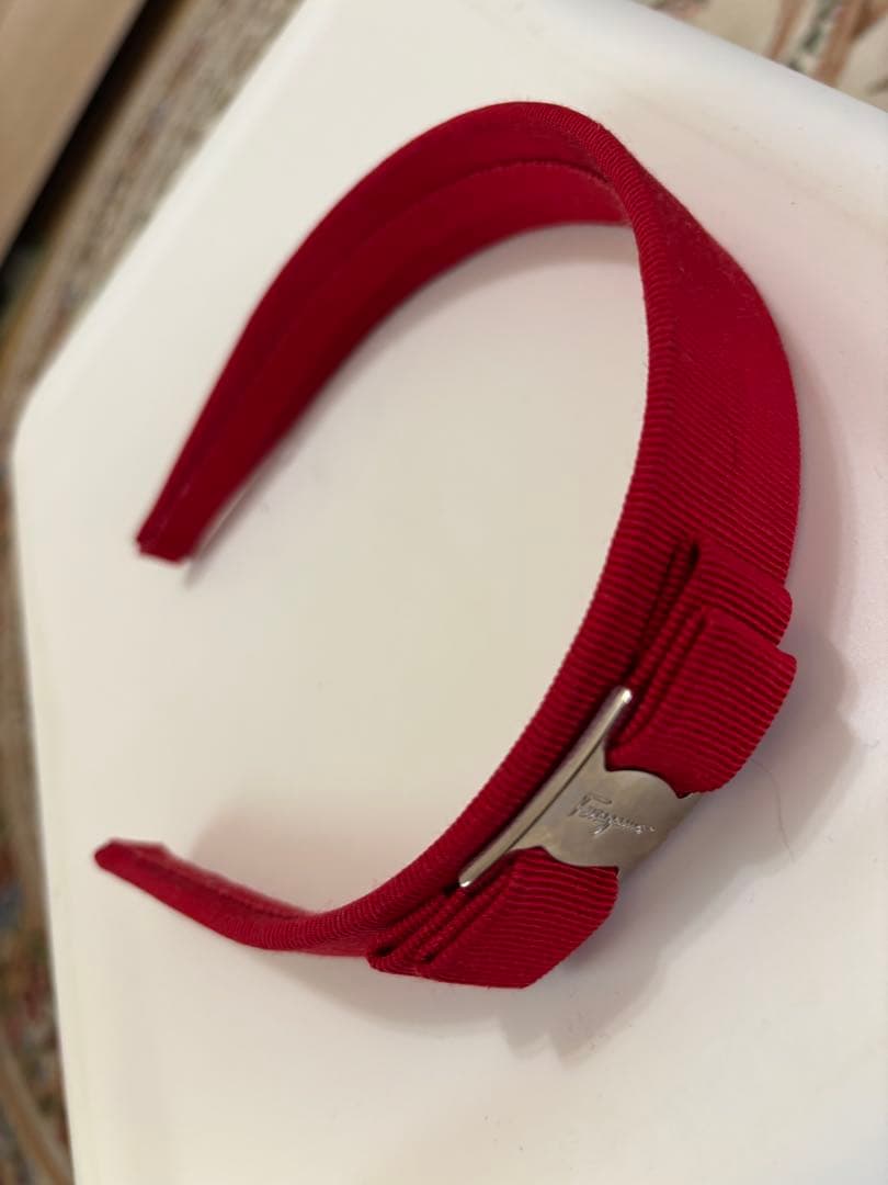 フェラガモ　カチューシャ　赤