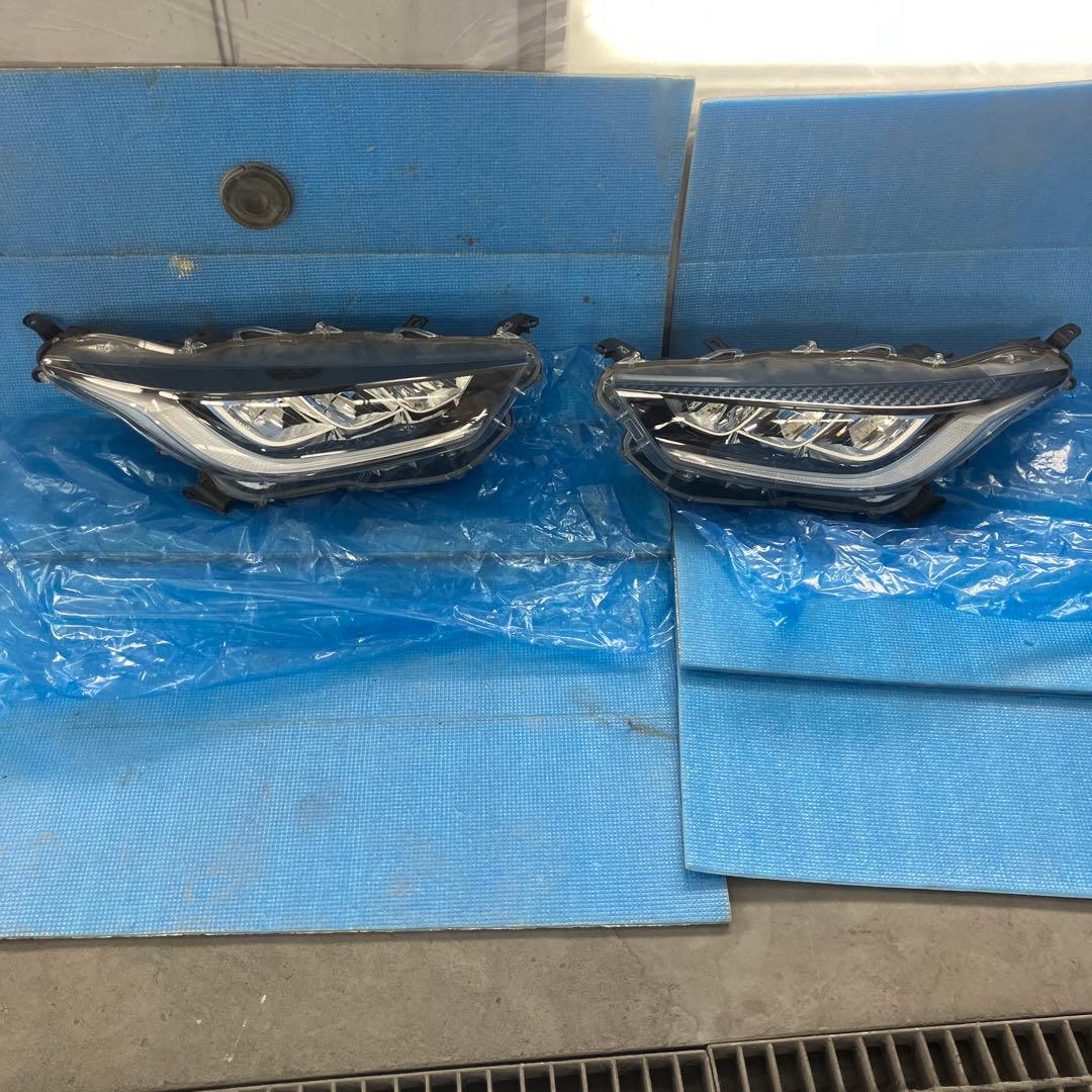 ヤリス　LED ヘッドライト　左右