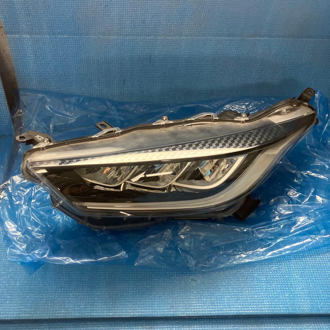 ヤリス　LED ヘッドライト　左右