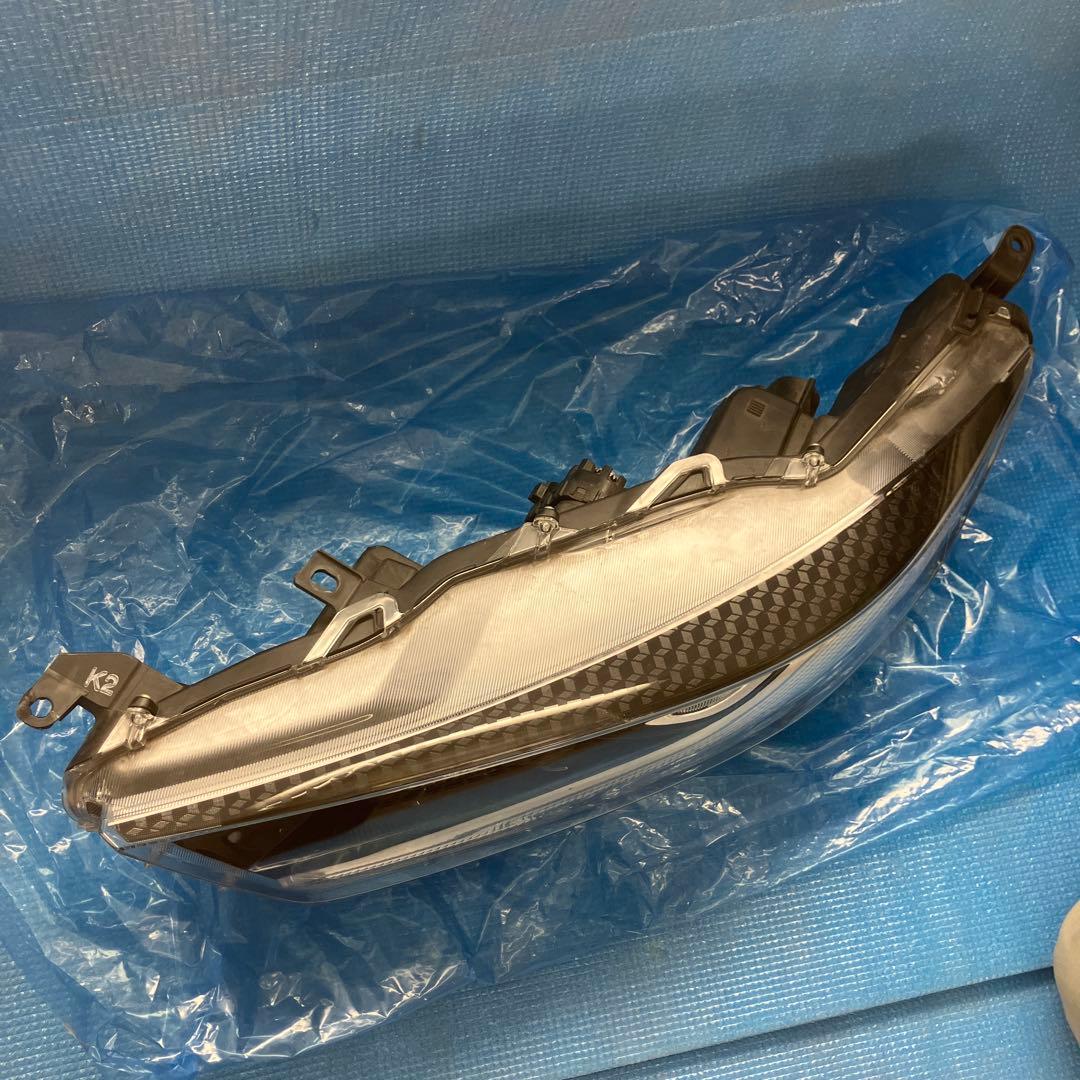 ヤリス　LED ヘッドライト　左右