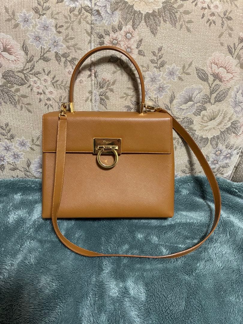 フェラガモ　ガンチーニ　ハンドバッグ