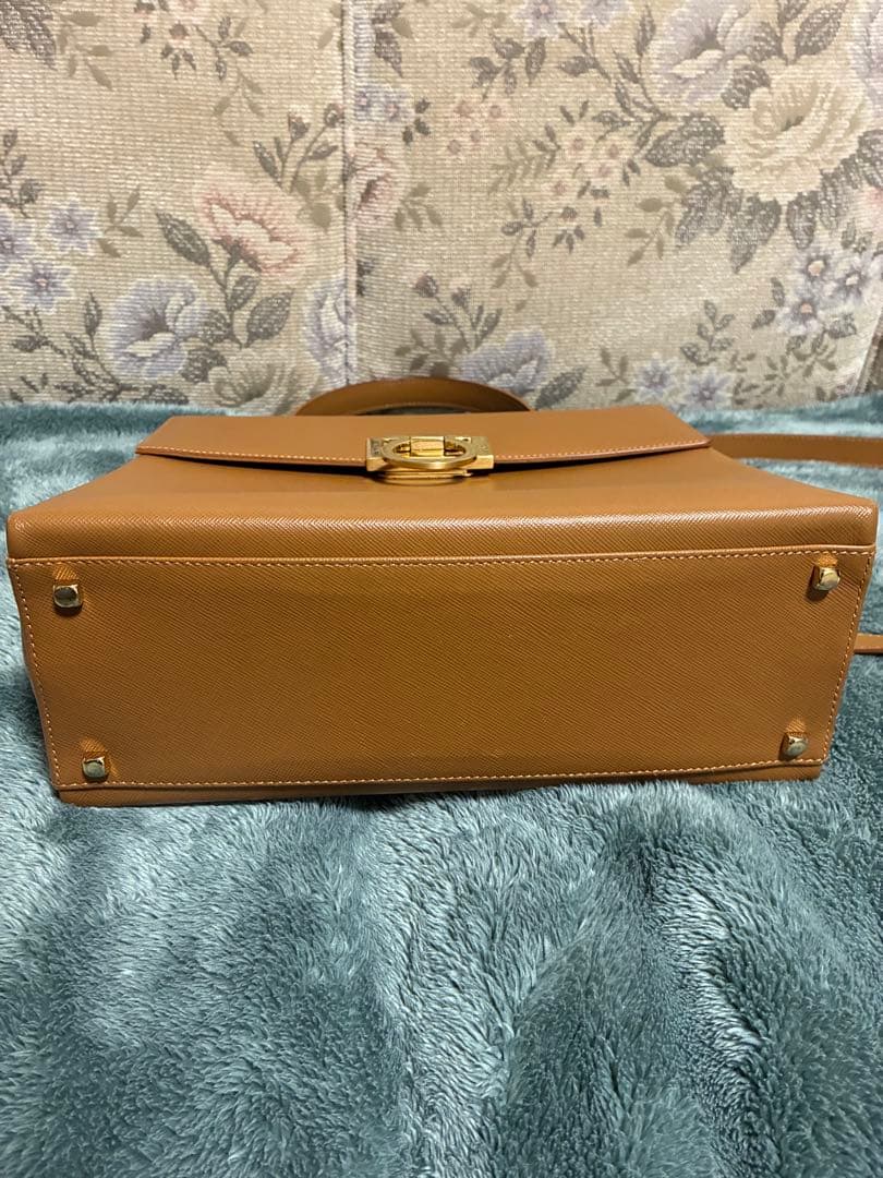 フェラガモ　ガンチーニ　ハンドバッグ