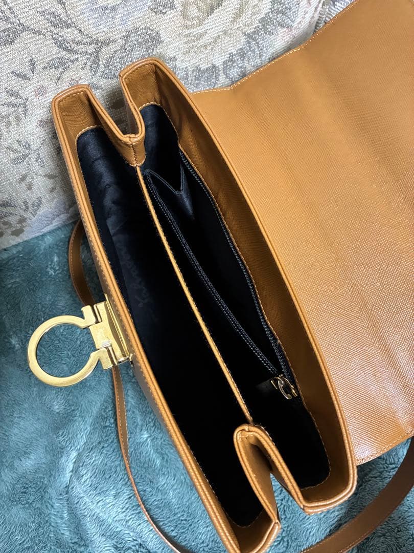 フェラガモ　ガンチーニ　ハンドバッグ