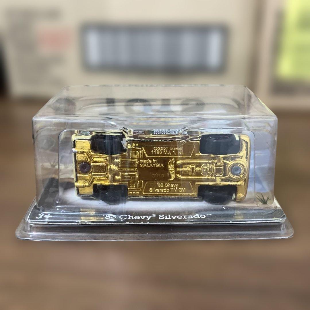 ホットウィール　83 CHEVY SILVERADO ROAD TRIPPIN'