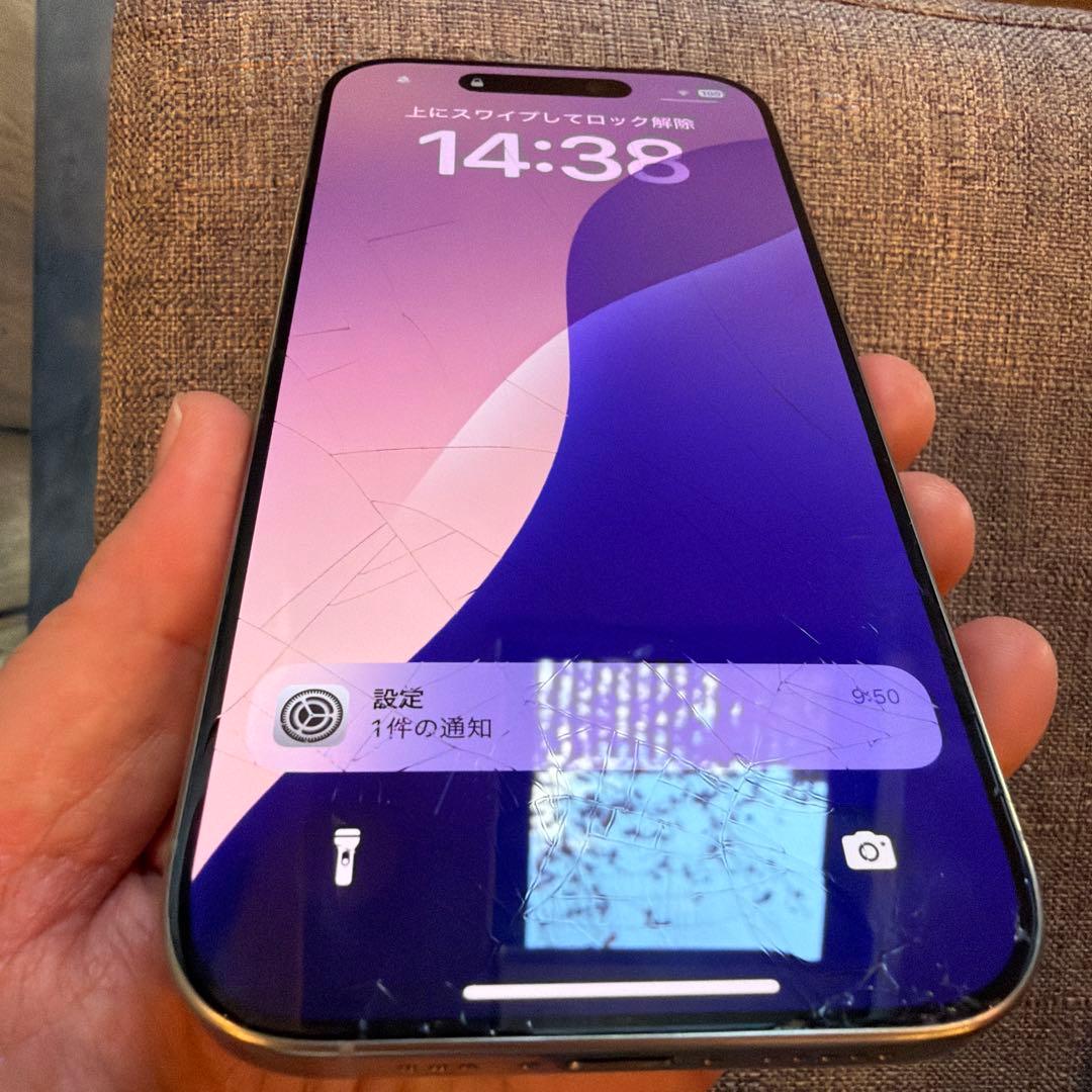 Apple iPhone 16 Pro シルバー SIMフリー　本体 画面割れ有