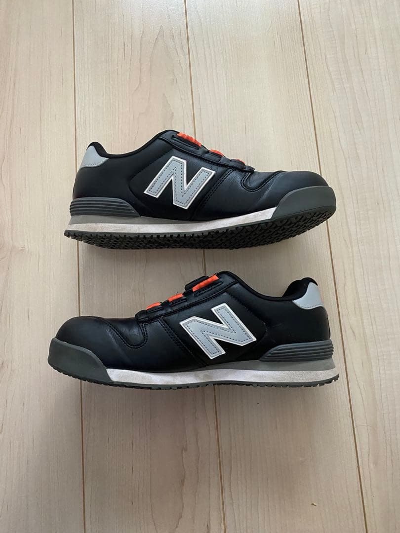 ニューバランスの安全靴中古良品。