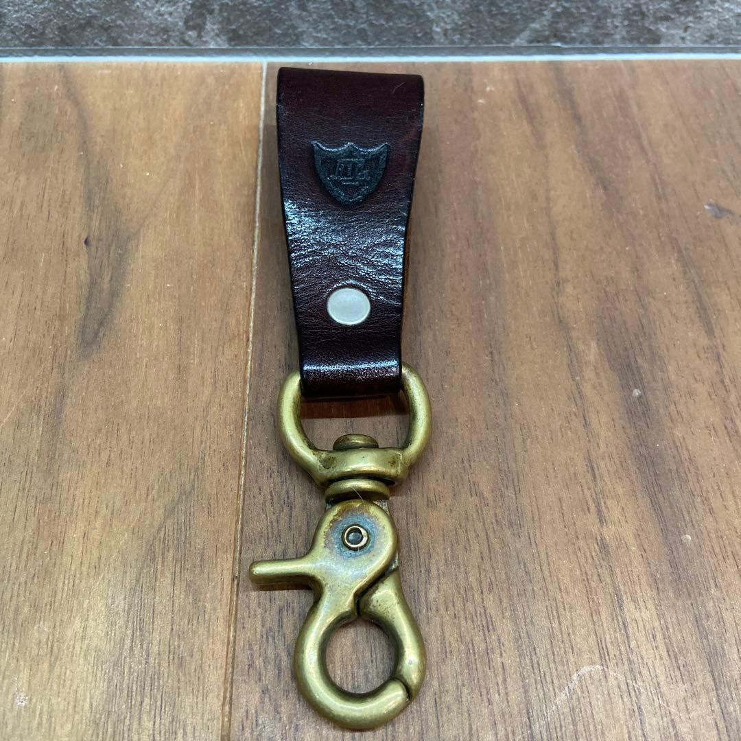 HTC レザーキーホルダー フラワースタッズ ブラウンレザー×ブラススタッズ