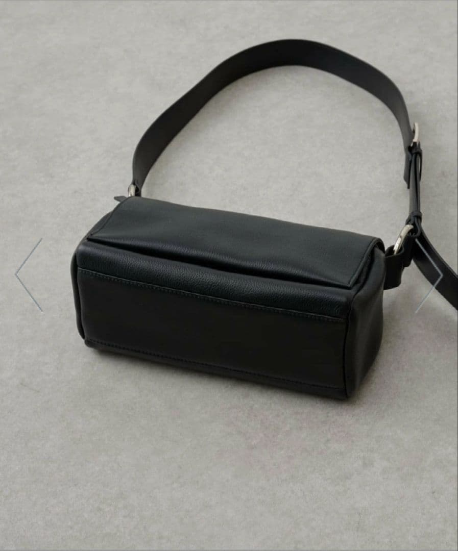 ビアズリー 黒 レザー ショルダーバッグ ボディバッグ