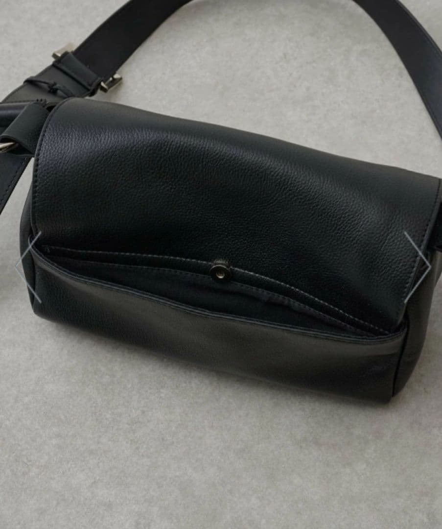 ビアズリー 黒 レザー ショルダーバッグ ボディバッグ