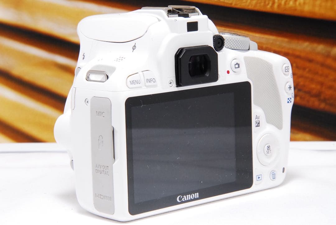 人気のホワイト！ Canon EOS kiss X7 スマホ転送 STMレンズ