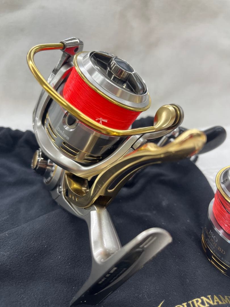 [美品]ダイワ・06トーナメントISO Z2500LBD(替えスプール付き)