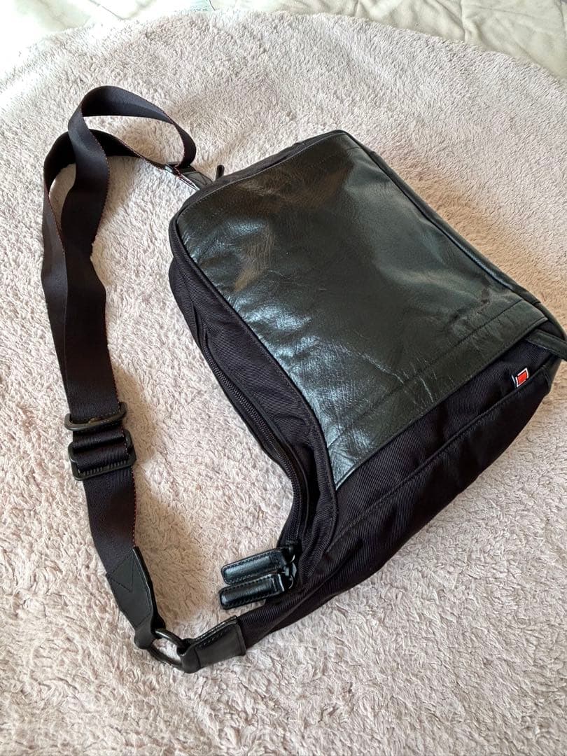 アルティザン&アーティスト　 ボディバック型カメラバッグ