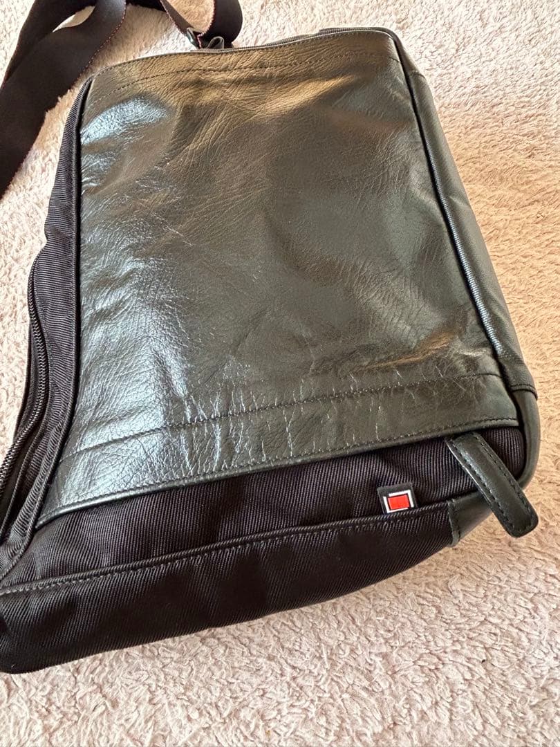 アルティザン&アーティスト　 ボディバック型カメラバッグ