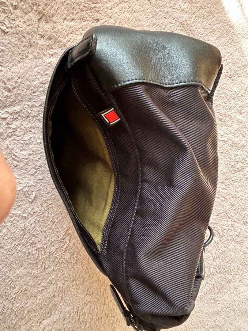 アルティザン&アーティスト　 ボディバック型カメラバッグ