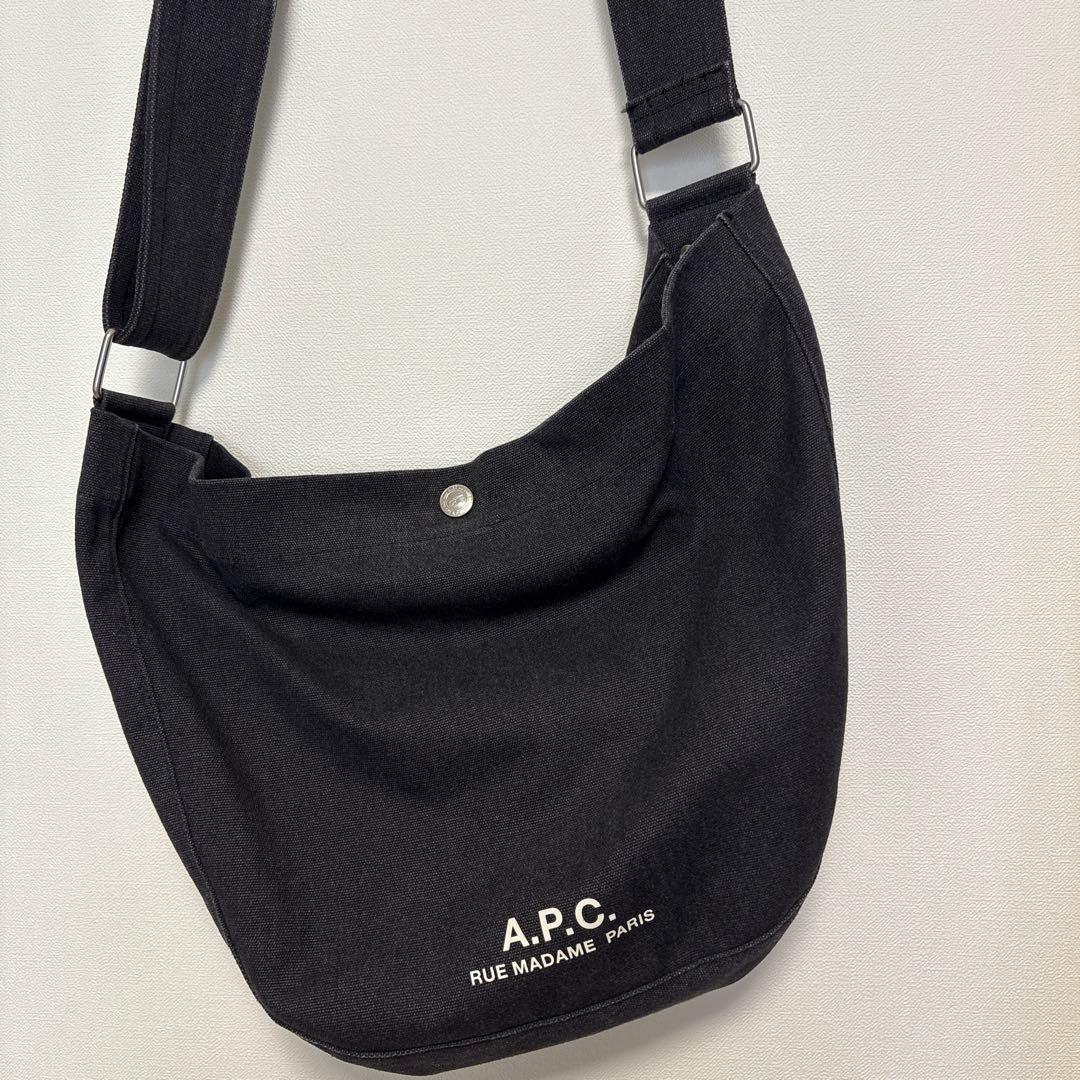 A.P.C. ブラック ショルダーバッグ