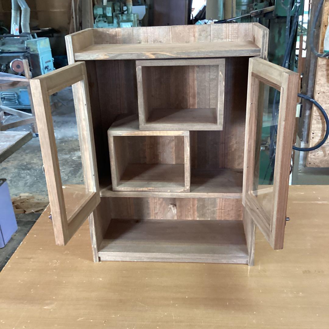 オシャレなガラス戸キャビネット　ウォールナット調