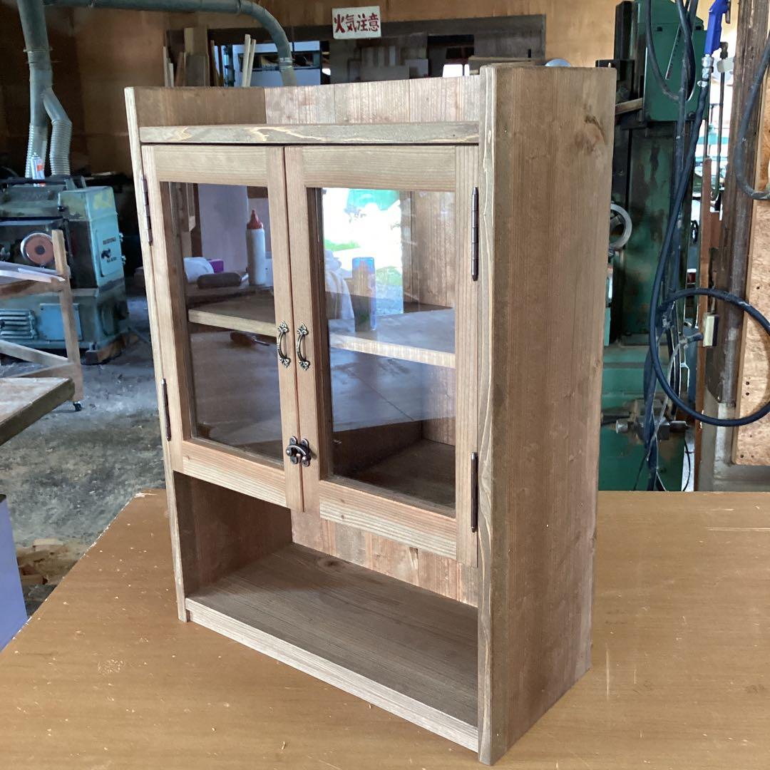 オシャレなガラス戸キャビネット　ウォールナット調