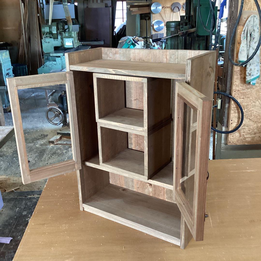 オシャレなガラス戸キャビネット　ウォールナット調