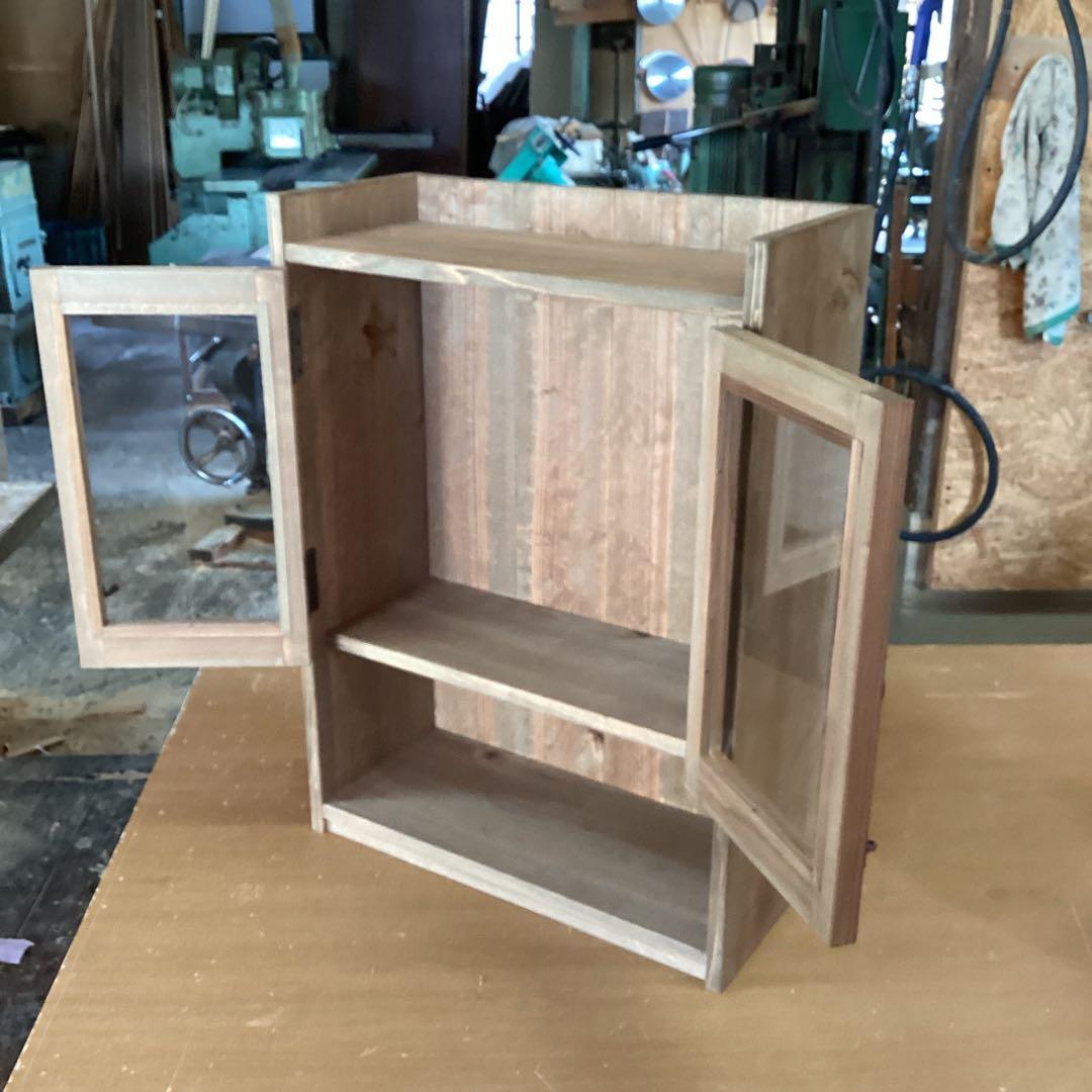 オシャレなガラス戸キャビネット　ウォールナット調