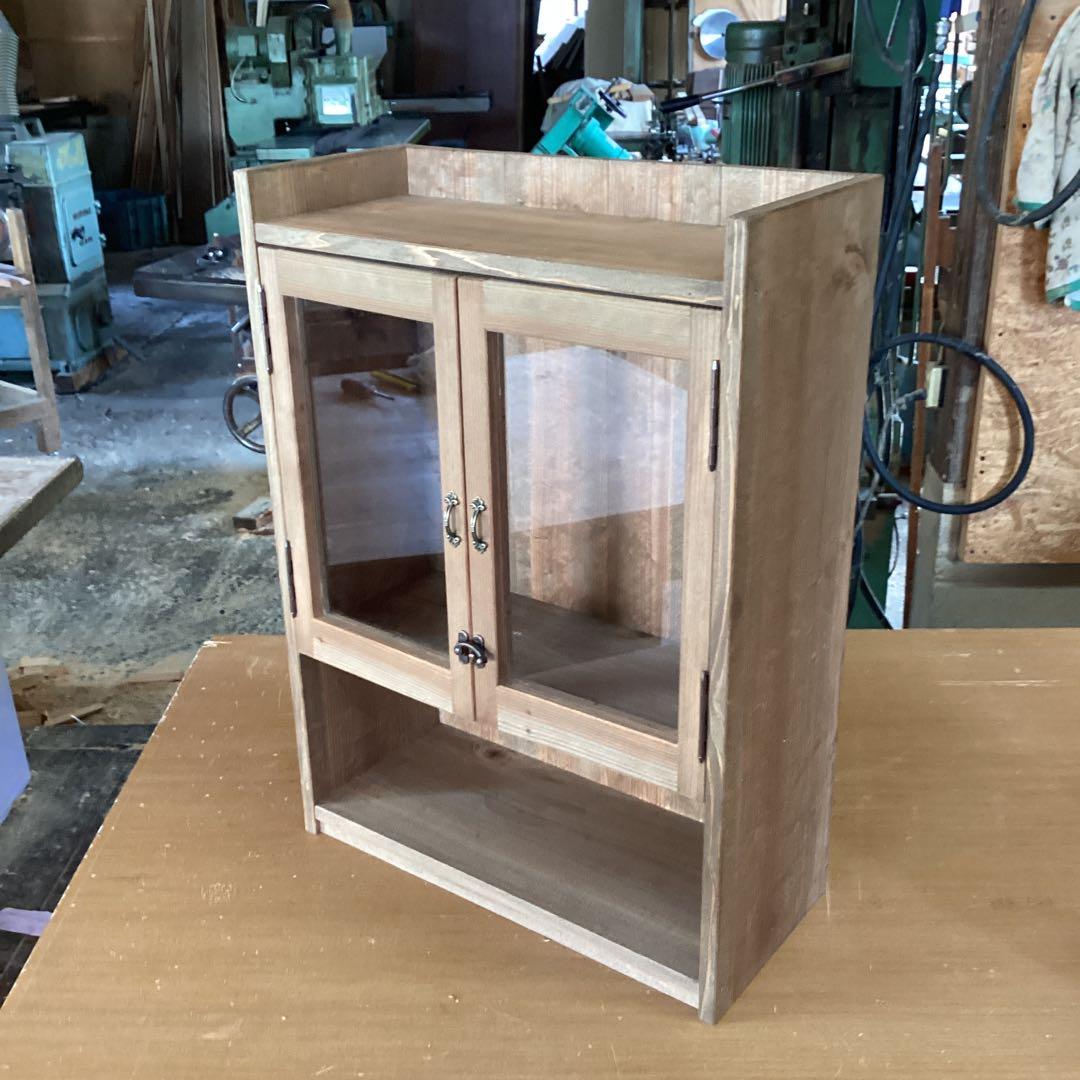 オシャレなガラス戸キャビネット　ウォールナット調