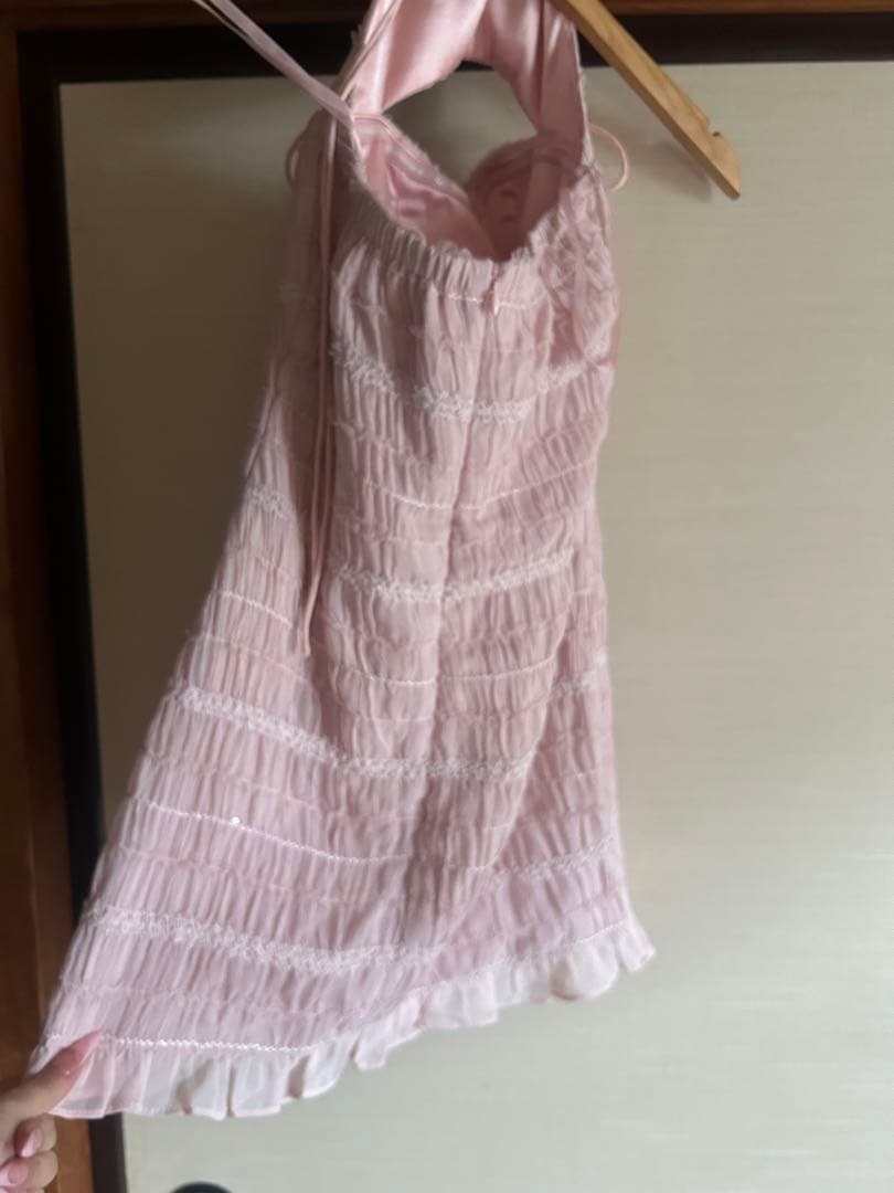 ピンク ストラップ付きミニドレス
