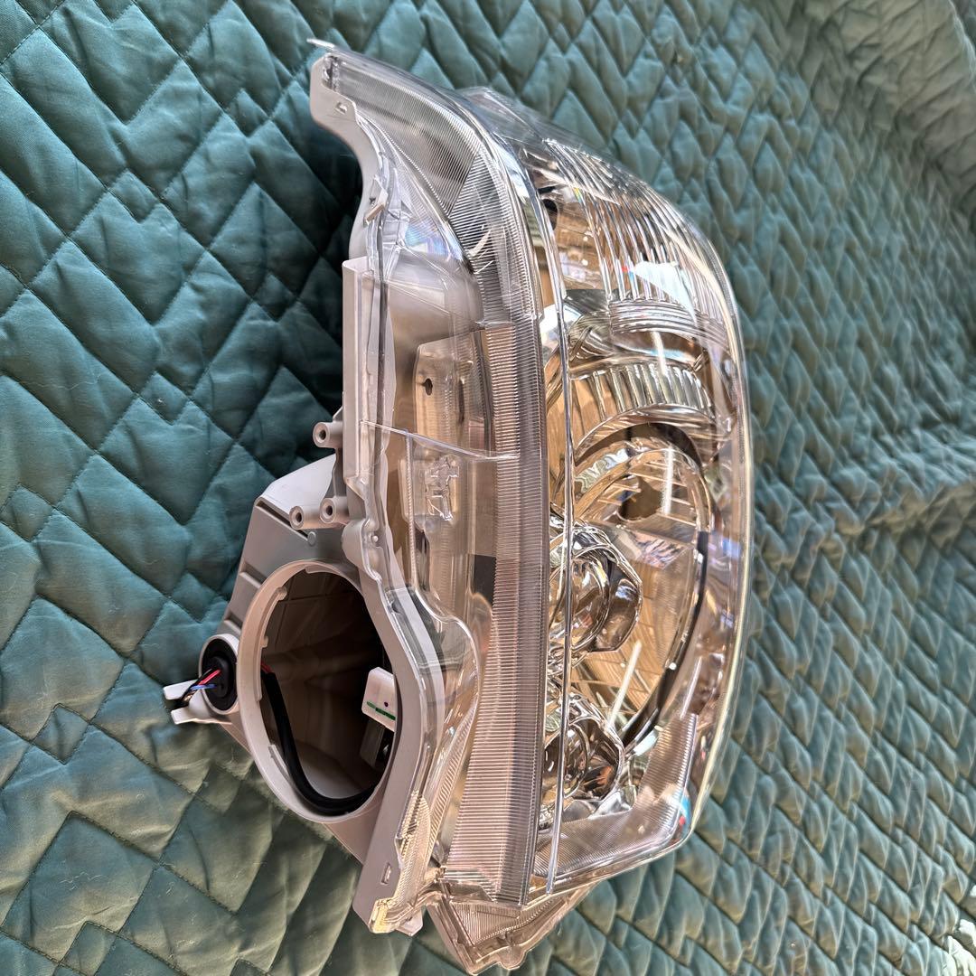 ハイエース右ヘッドライト　ジャンク品