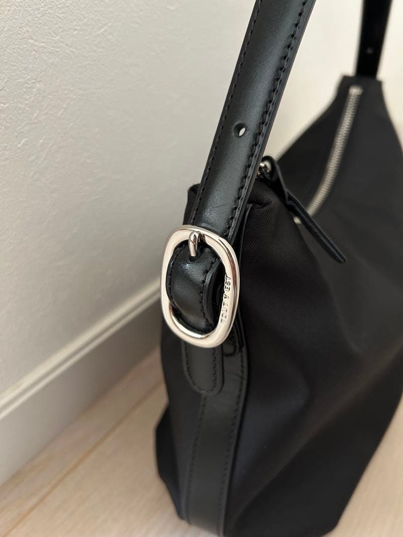 【美品】TOUT Y EST ブラックハンドバッグ