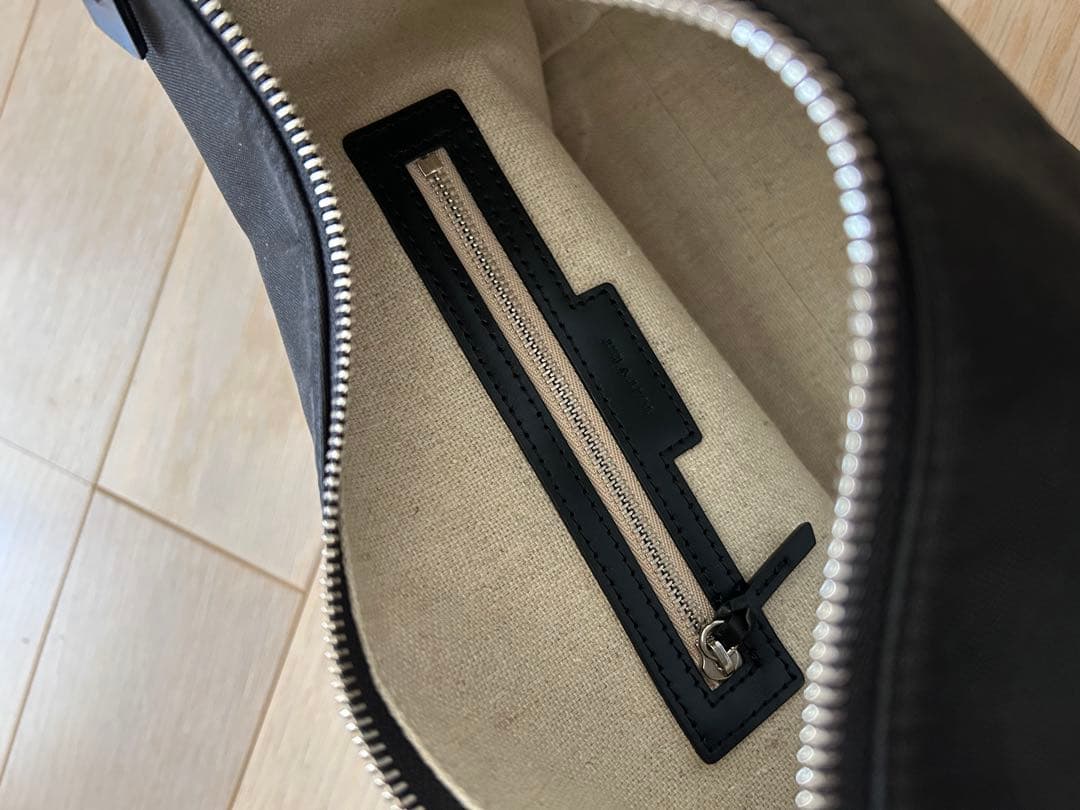 【美品】TOUT Y EST ブラックハンドバッグ