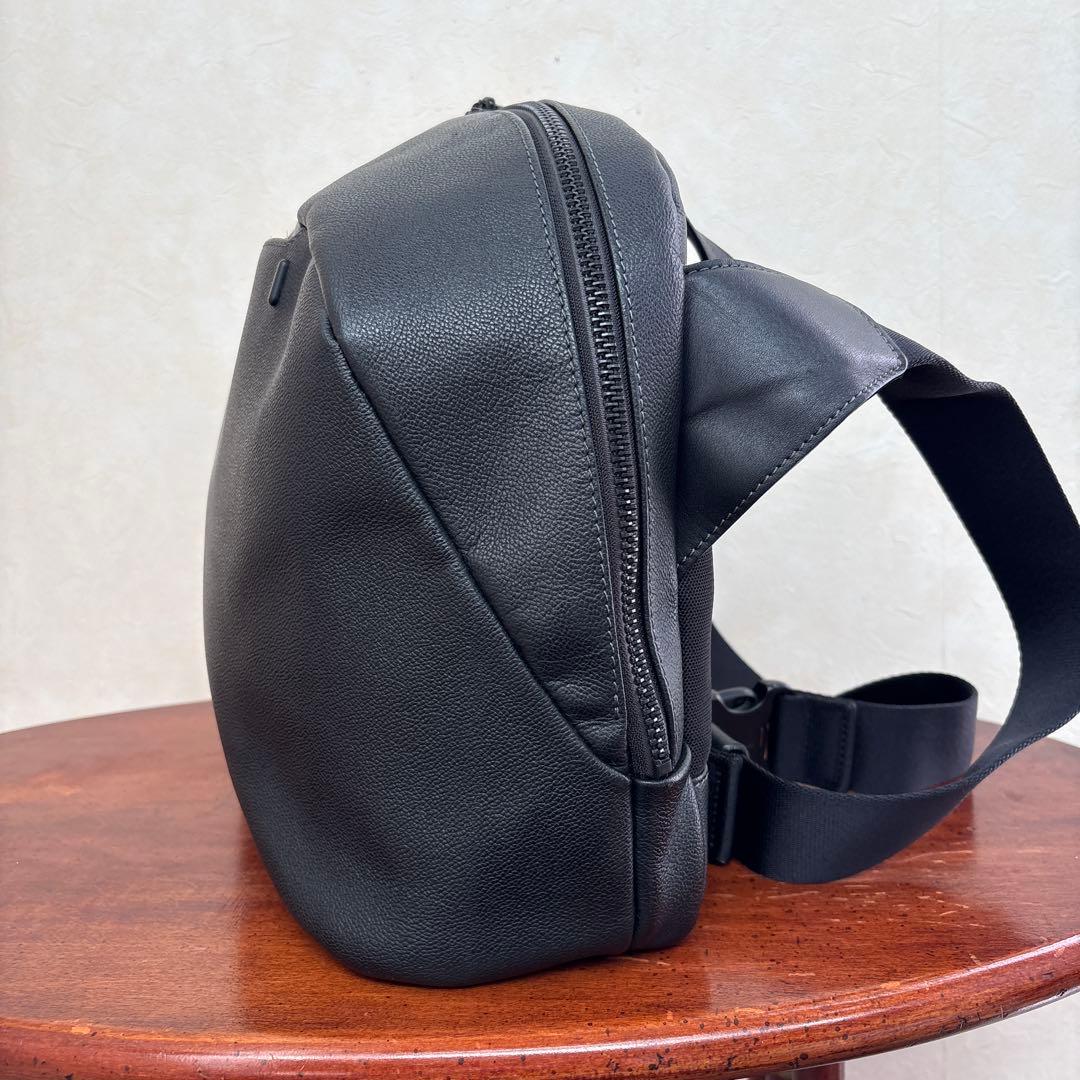 極美品　FARO（ファーロ） Smart Sling Bag 2