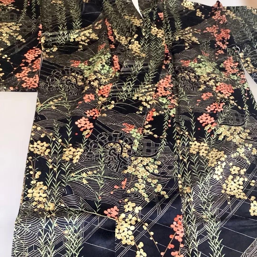 黒総柄花柄の袷小紋　光沢のある黒地に梅、菊、水車　お洒落な逸品