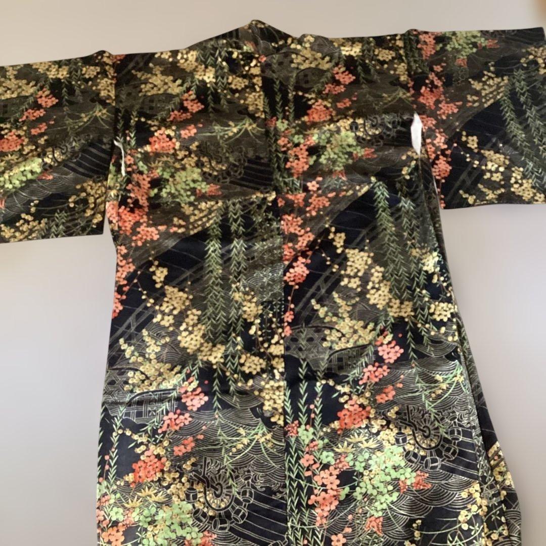黒総柄花柄の袷小紋　光沢のある黒地に梅、菊、水車　お洒落な逸品