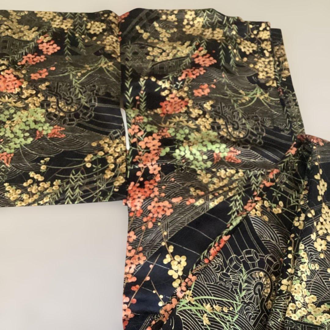 黒総柄花柄の袷小紋　光沢のある黒地に梅、菊、水車　お洒落な逸品