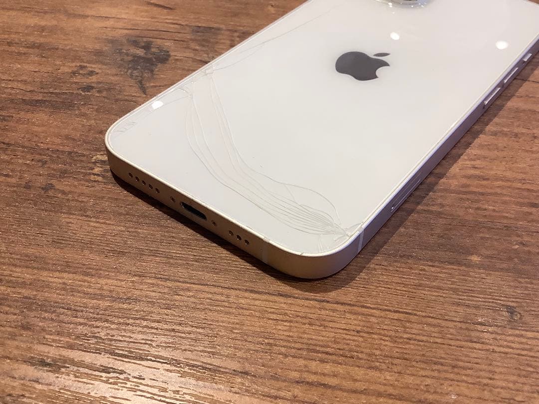 Apple iPhone 13 128GB ホワイト　箱あり　背面割れ