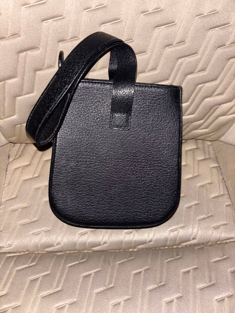 グッチ　ブラックレザーハンドバッグ