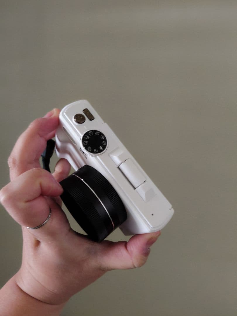 ホワイト コンパクトデジタルカメラ