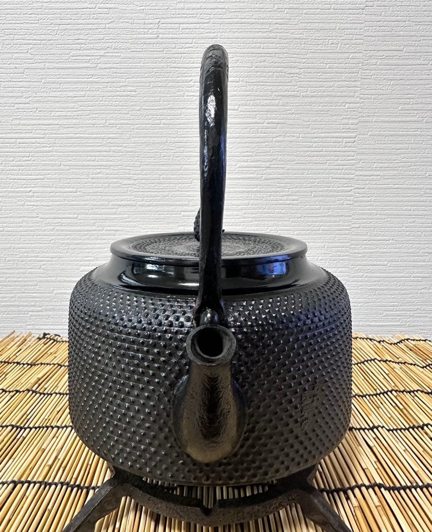 未使用品、供箱、付属品付　南部盛栄堂造　１８型万代屋アラレ　南部鉄瓶　南部鉄器