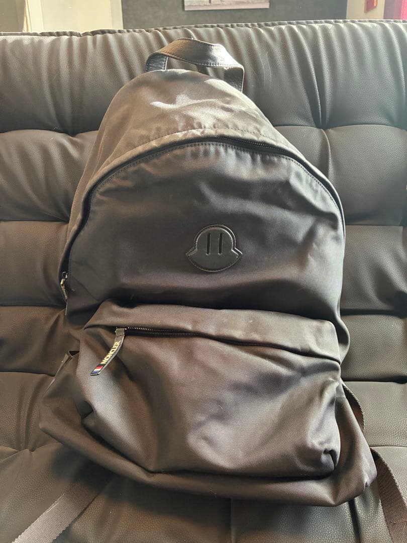 MONCLER ブラック バックパック　難あり