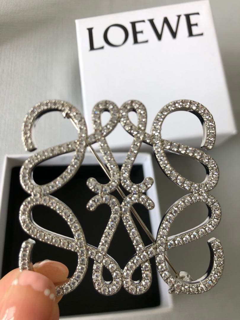 LOEWE ロエベ クリスタル ブローチ キラキラ　高級感　シルバー