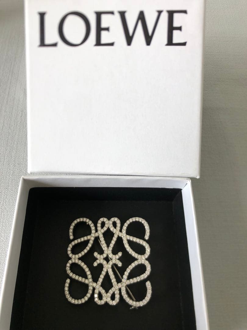LOEWE ロエベ クリスタル ブローチ キラキラ　高級感　シルバー