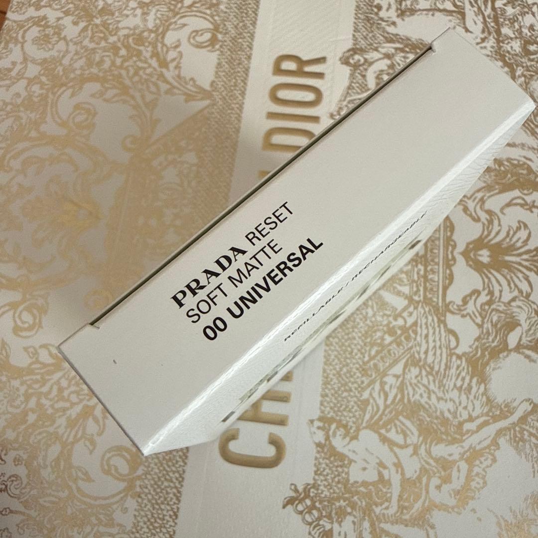 新品！プラダ　PRADA リセット　セッティングパウダー　00 ユニバーサル