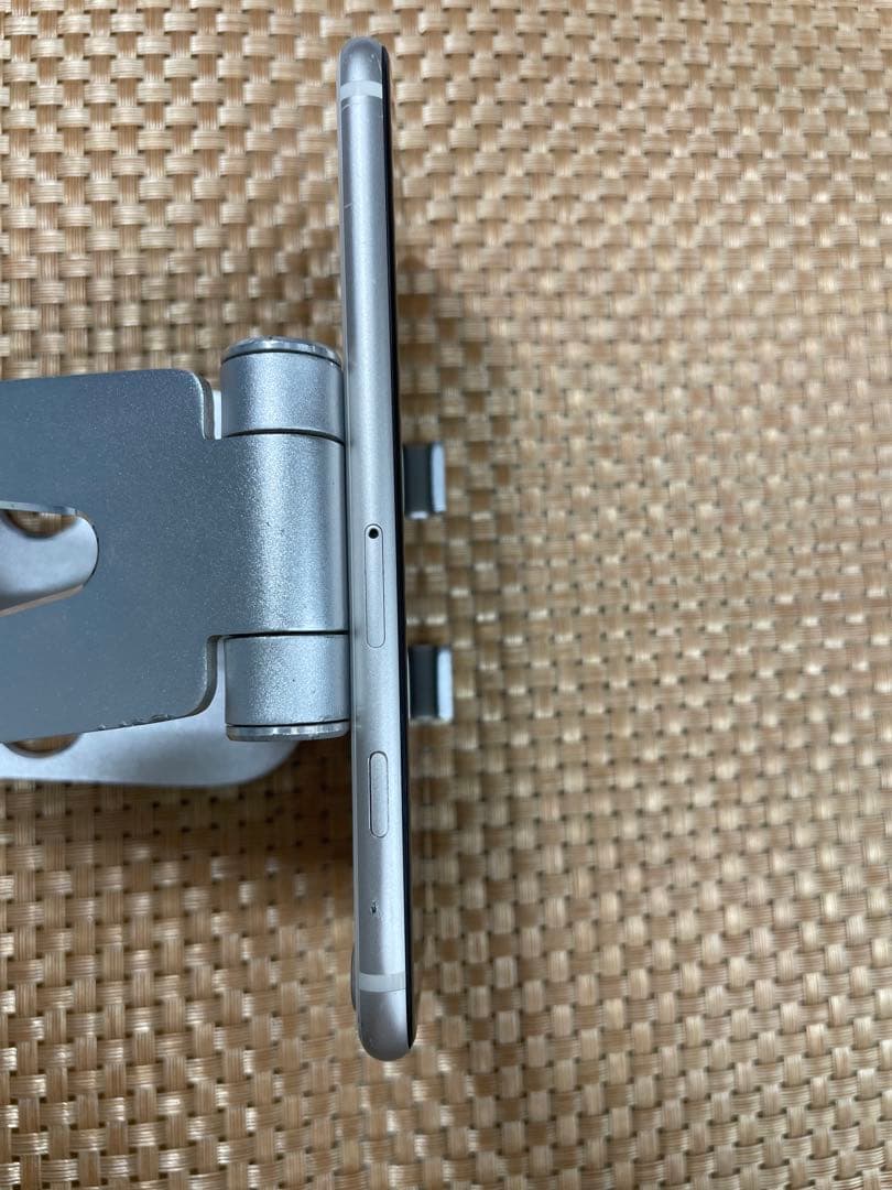 iPhone SE 第世代 64 GB スターライトSIMフリー【9734】