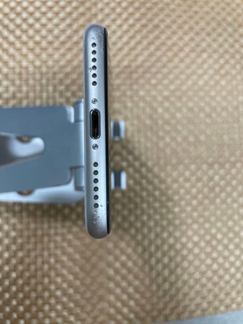 iPhone SE 第世代 64 GB スターライトSIMフリー【9734】