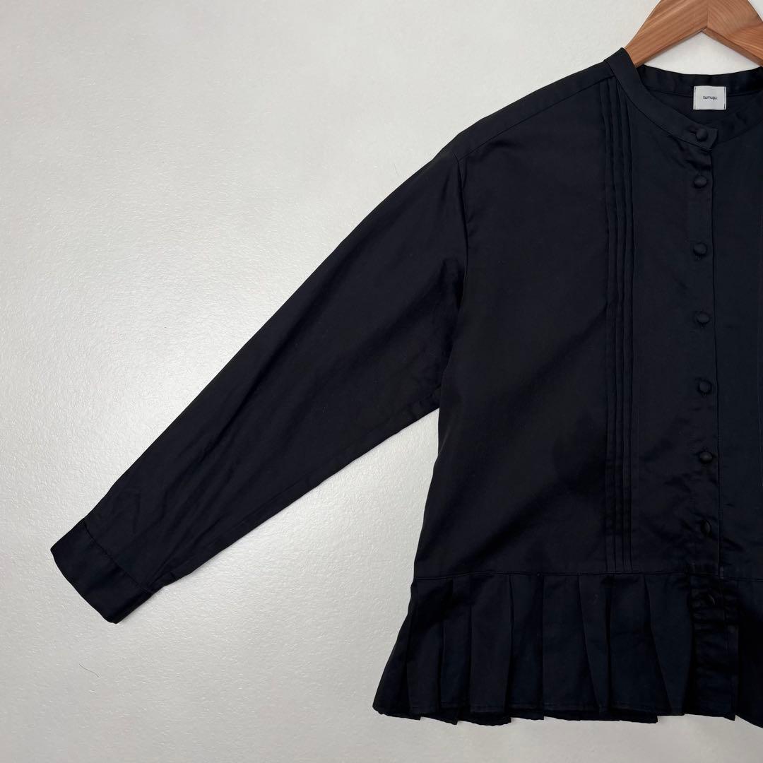 ツムグ　フロントタック裾プリーツコットンサテンブラウス 黒