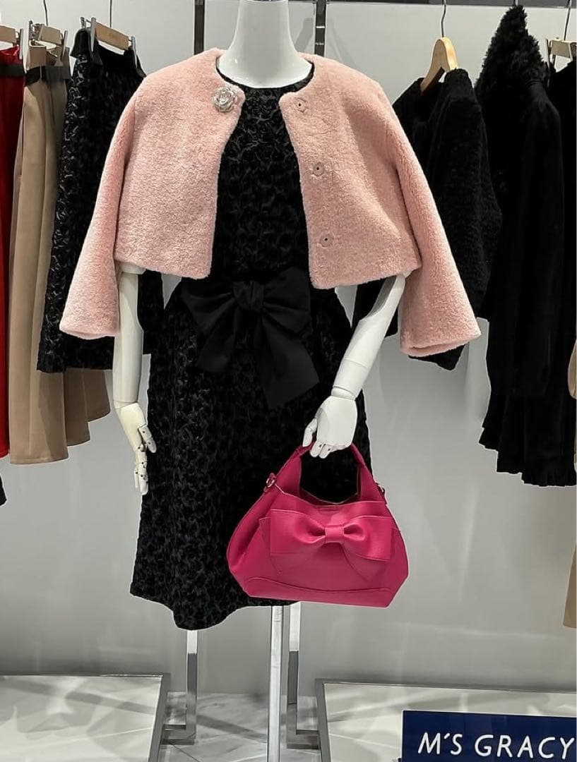 【美品】2025❤️今季❤️エムズグレイシー❤️ブローチ付　フェイクファーコート　38