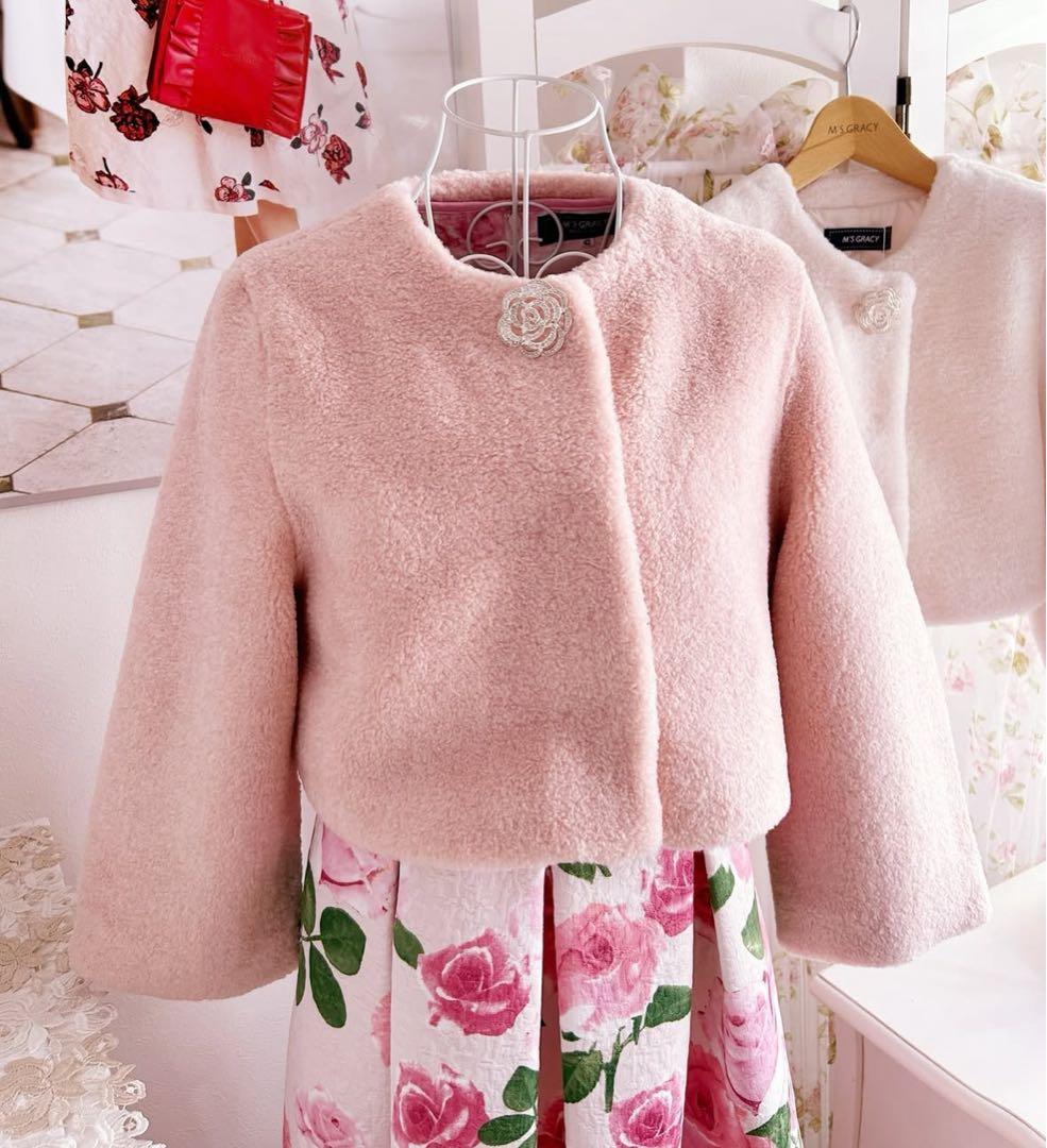 【美品】2025❤️今季❤️エムズグレイシー❤️ブローチ付　フェイクファーコート　38