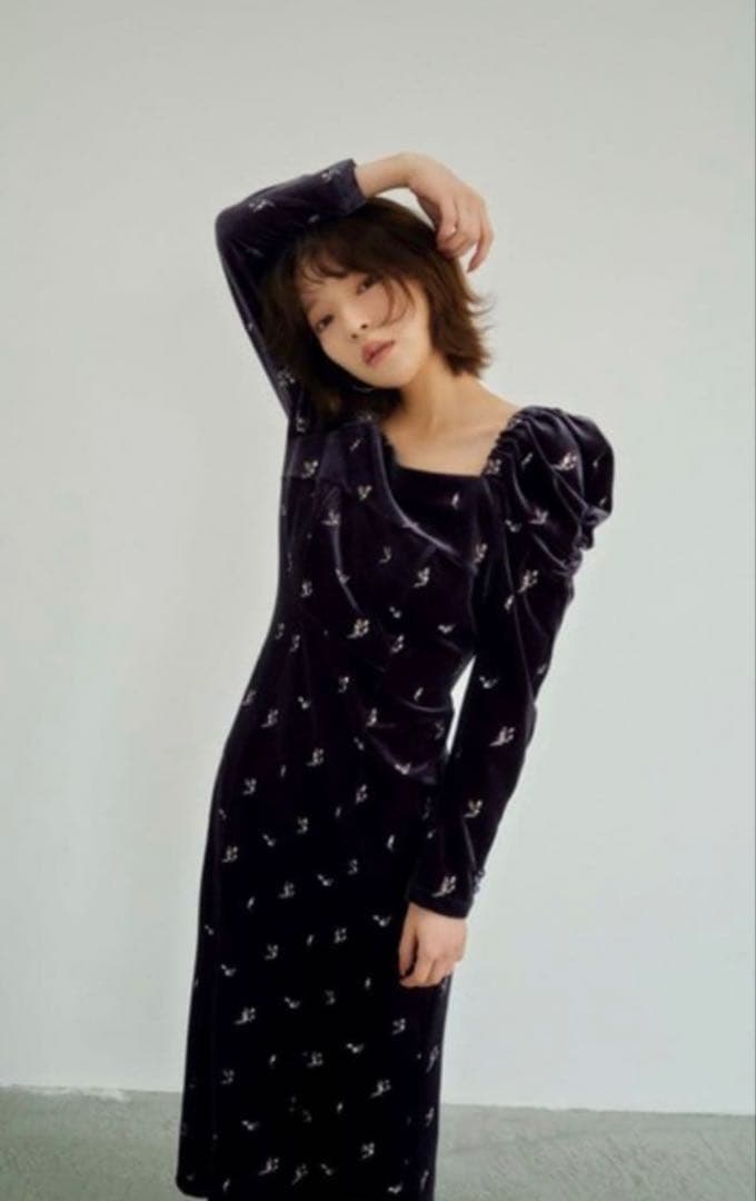 【極美品】リリーブラウン　フラワーエンブロイダリースクエアネックベロアワンピース