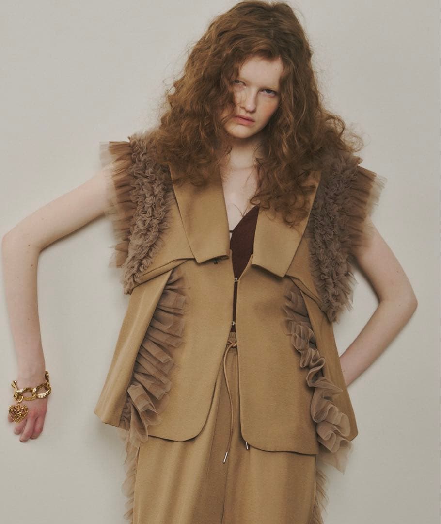 ボリュームギャザーチュールノースリーブジャケットフリル付きベージュベスト